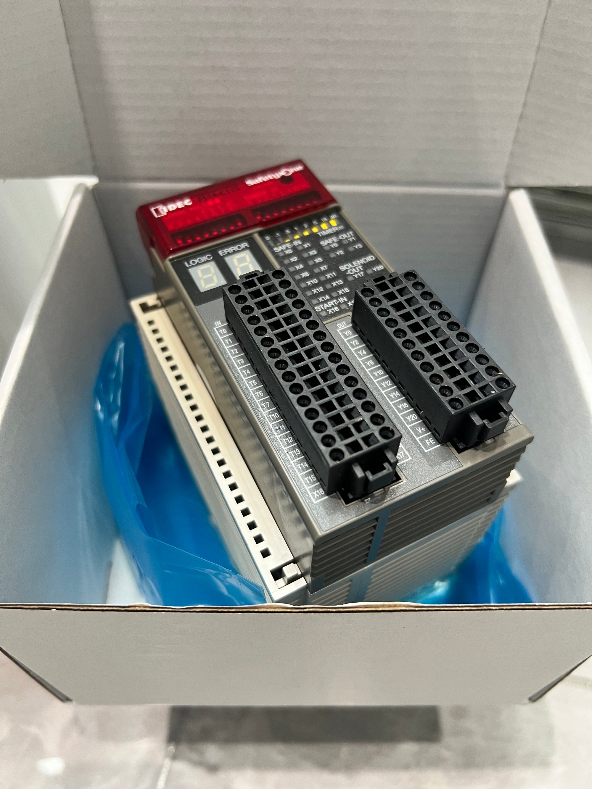 IDEC FS1A-C11S SAFETY CONTROLLER