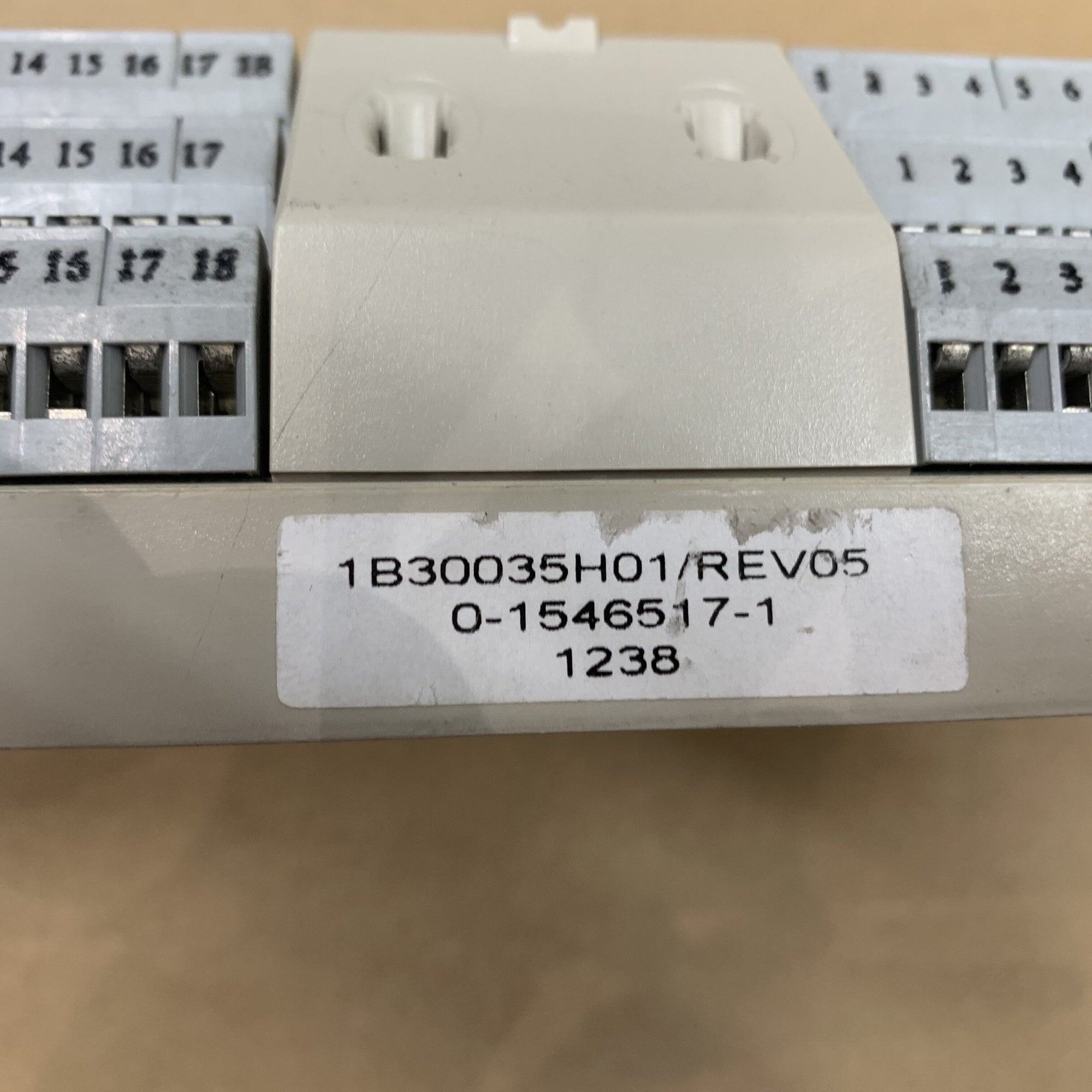 EMERSON 1B30035H01 模組化 I/O 組裝底座