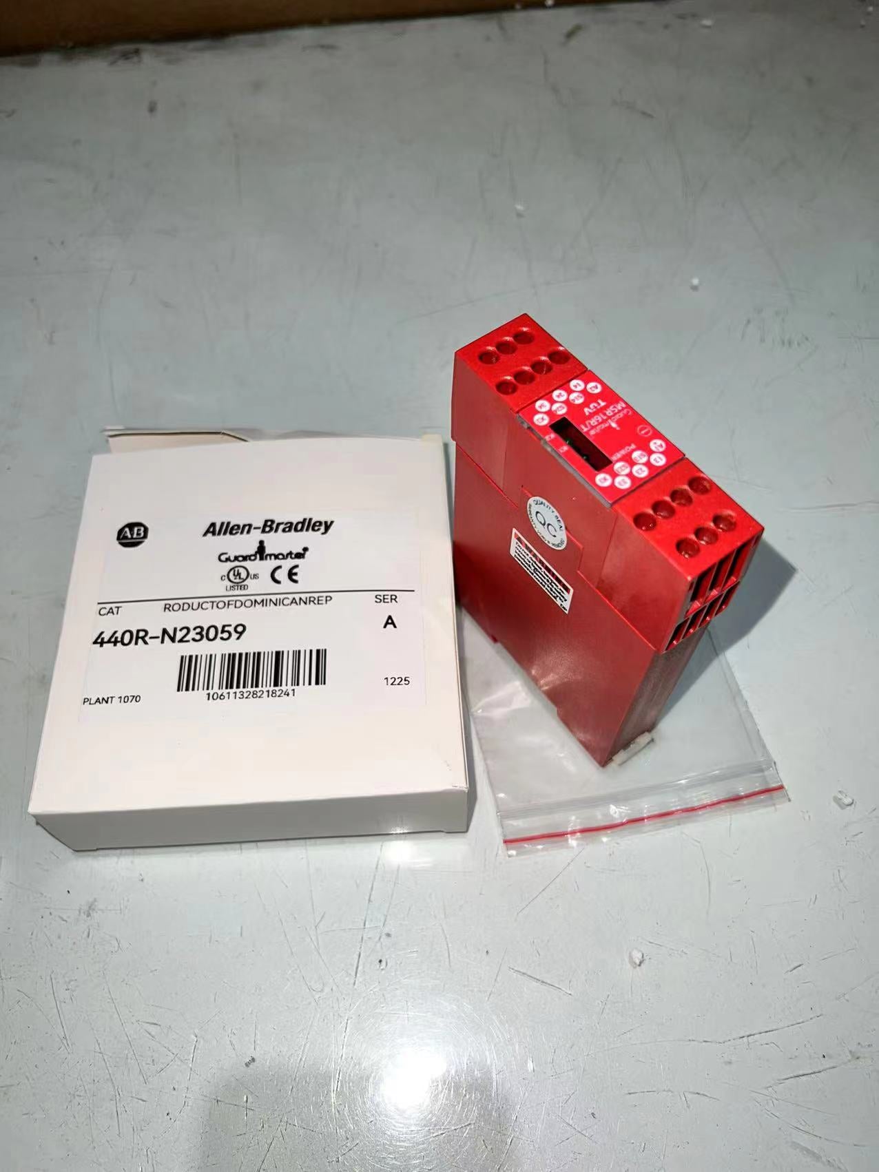 ALLEN BRADLEY 440R-N23059 安全繼電器