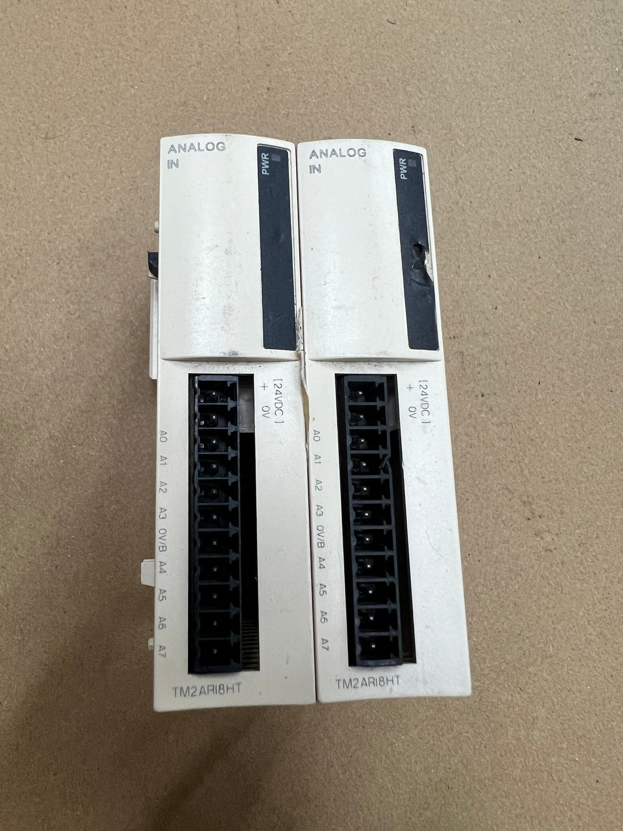 施耐德 TM2ARI8HT PLC 類比量擴充模組