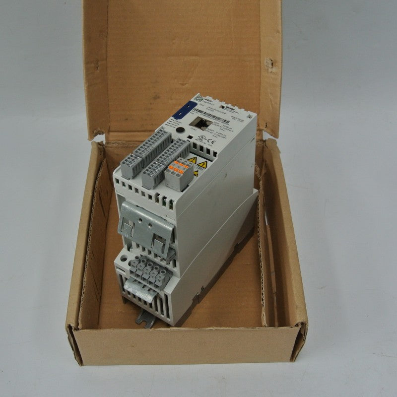 Lenze E84AVHCE3712SX0 變頻器驅動器輸入 230/240V 370W