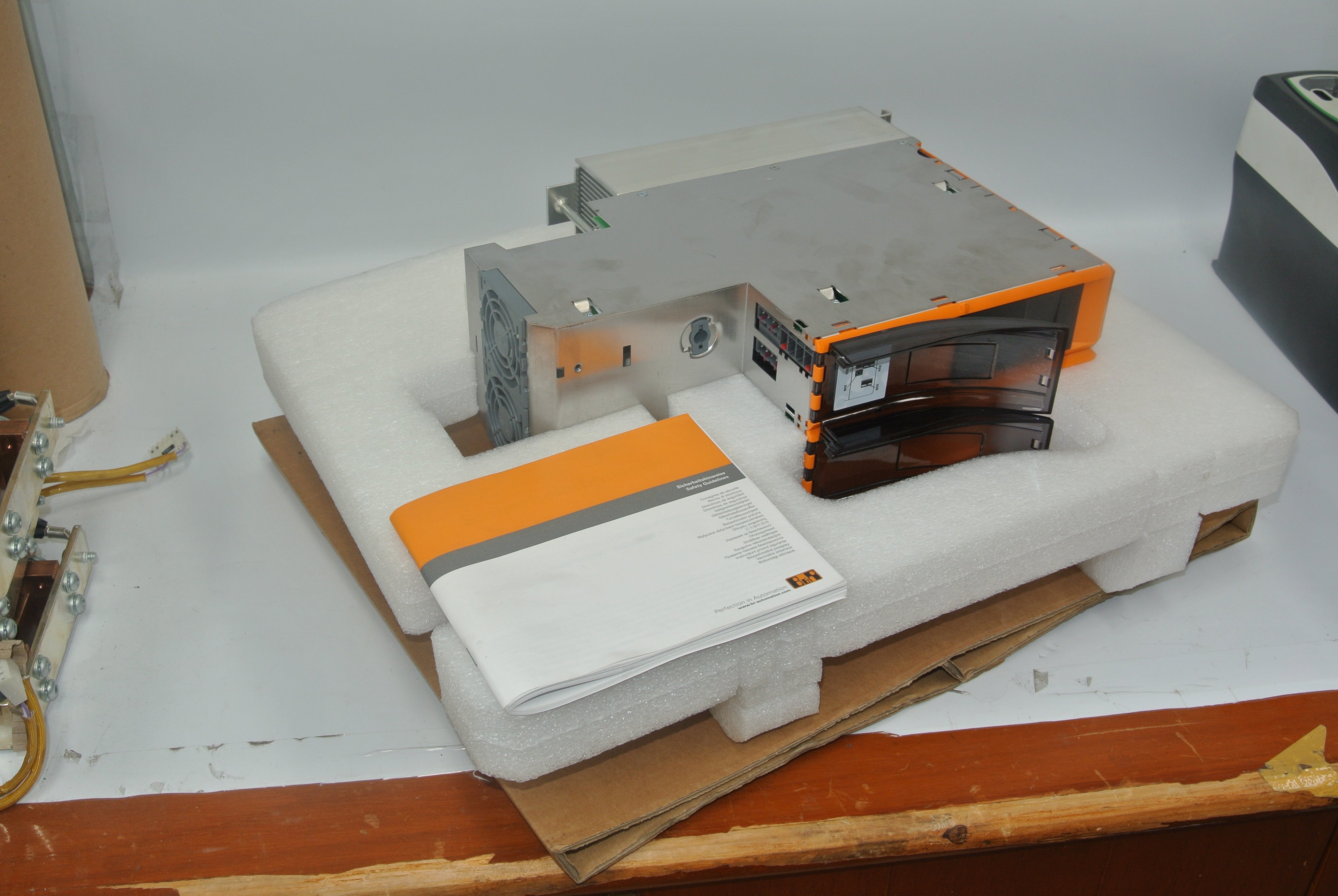 B&amp;R ACOPOSmulti I0110D 8BVI0110HWD0.000-1 變頻器