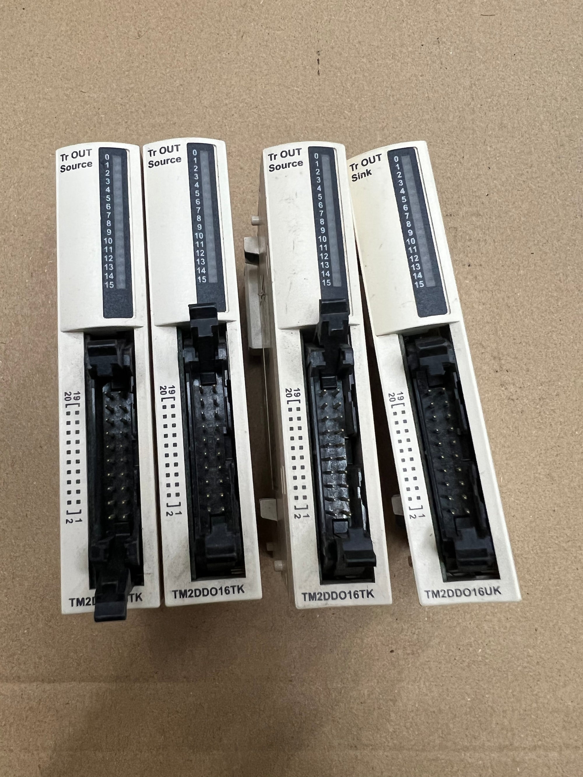 施耐德電機 Modicon TM2DDO16UK PLC